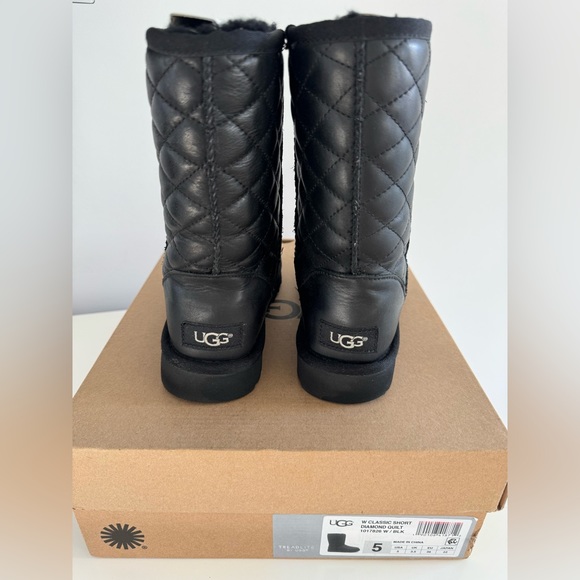 UGG Classic Short Diamond QuiltLeather Boots (Pre-Loved) - Picture 4 of 11